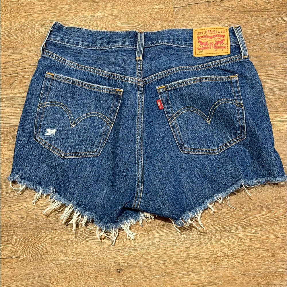 Levi's Classic Women’s 501 Blue Frayed Jean Shorts - Picture 5 of 6